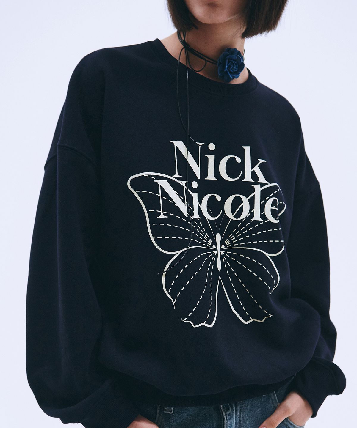 닉앤니콜(NICK&NICOLE) BUTTERFLY SIGNATURE SWEATSHIRT_NAVY CREAM