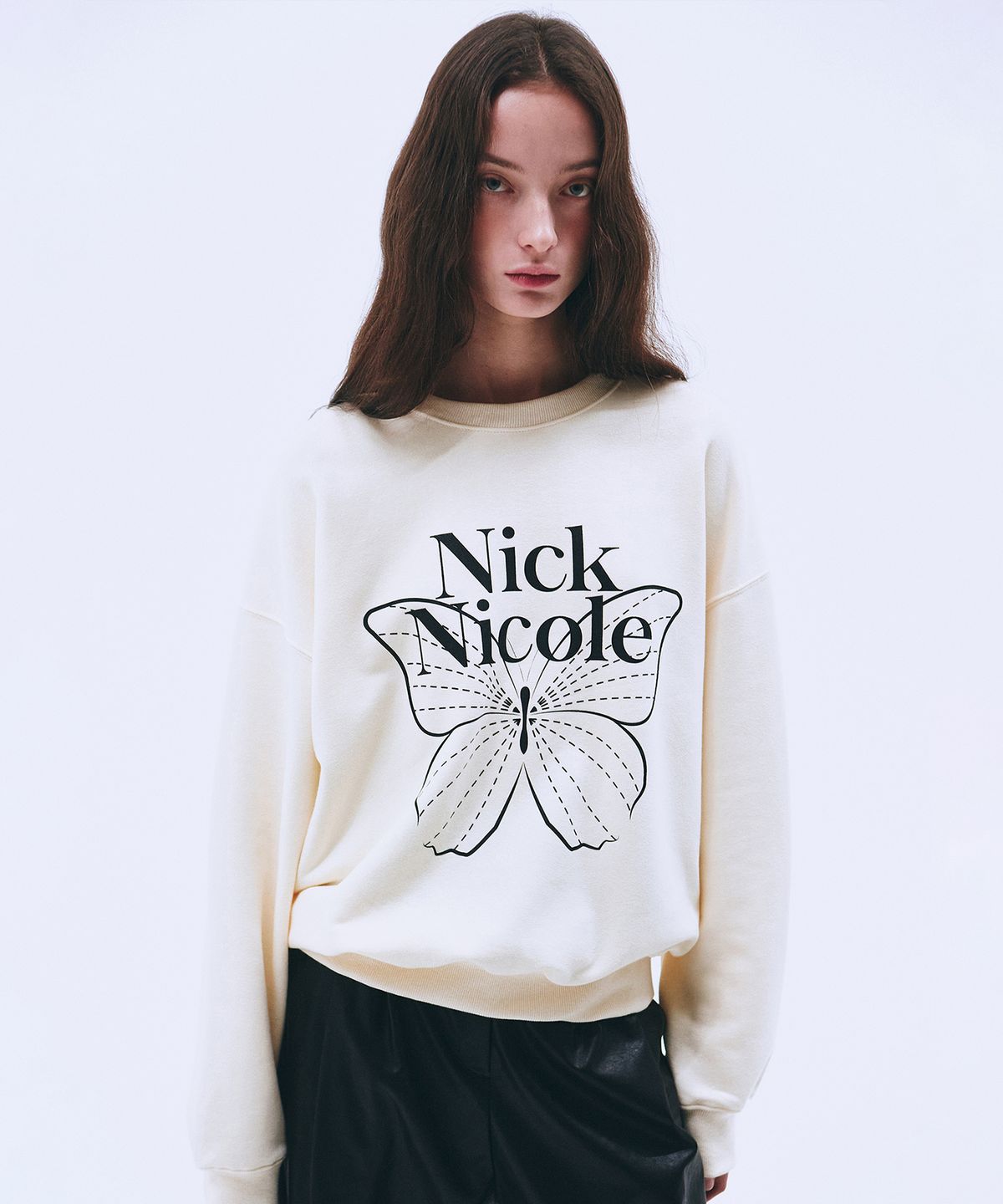 닉앤니콜(NICK&NICOLE) BUTTERFLY SIGNATURE SWEATSHIRT_CREAM BLACK
