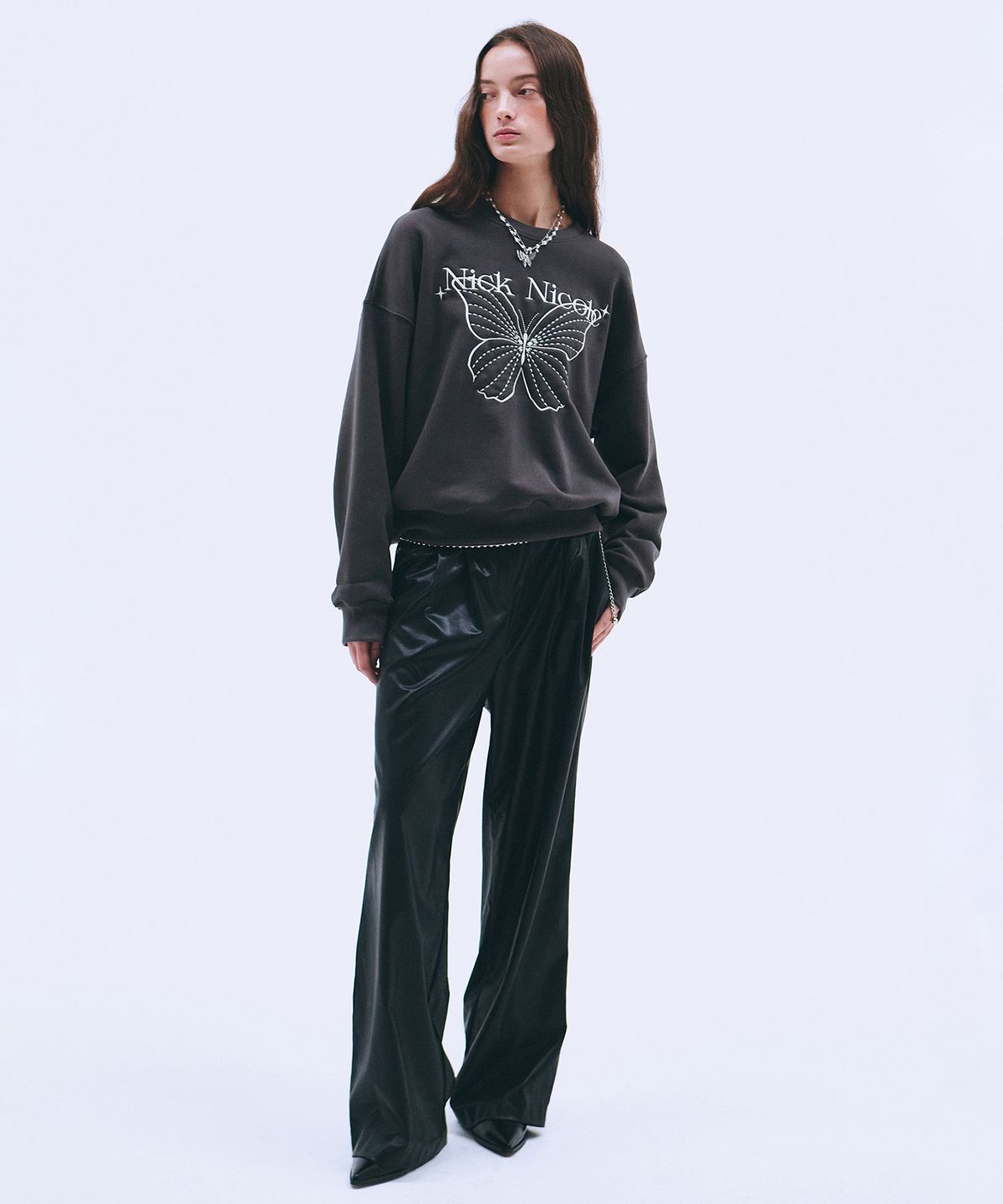닉앤니콜(NICK&NICOLE) SHINE BUTTERFLY SWEATSHIRT_CHARCOAL CREAM