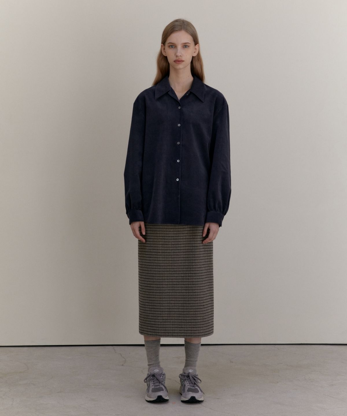 어나우트(UNNOUT) MINIMAL CORDUROY SHIRT - CHARCOAL