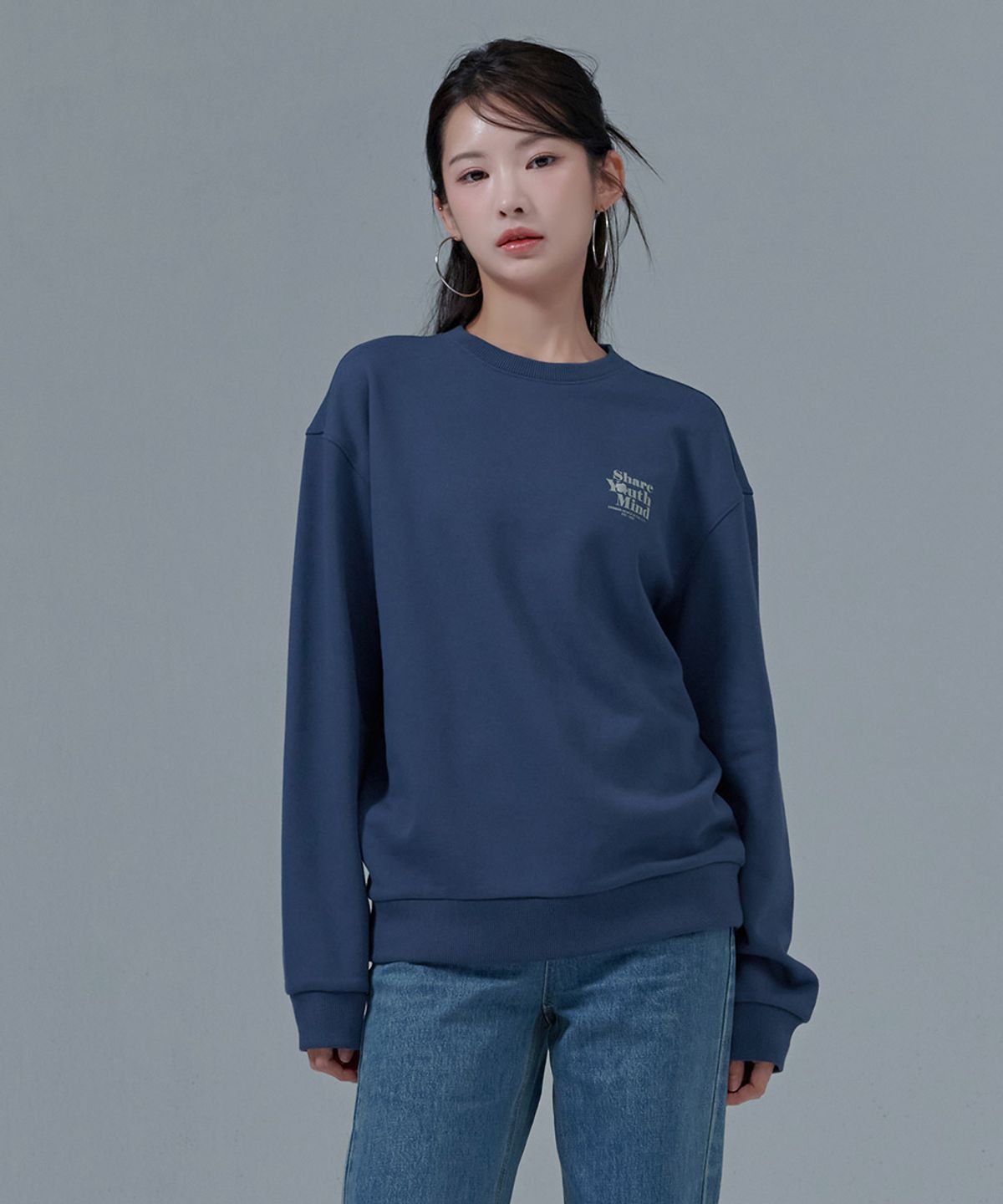 체이스컬트(CHASECULT) 공용 가슴 그래픽 기모 맨투맨-CFZU5106C0N