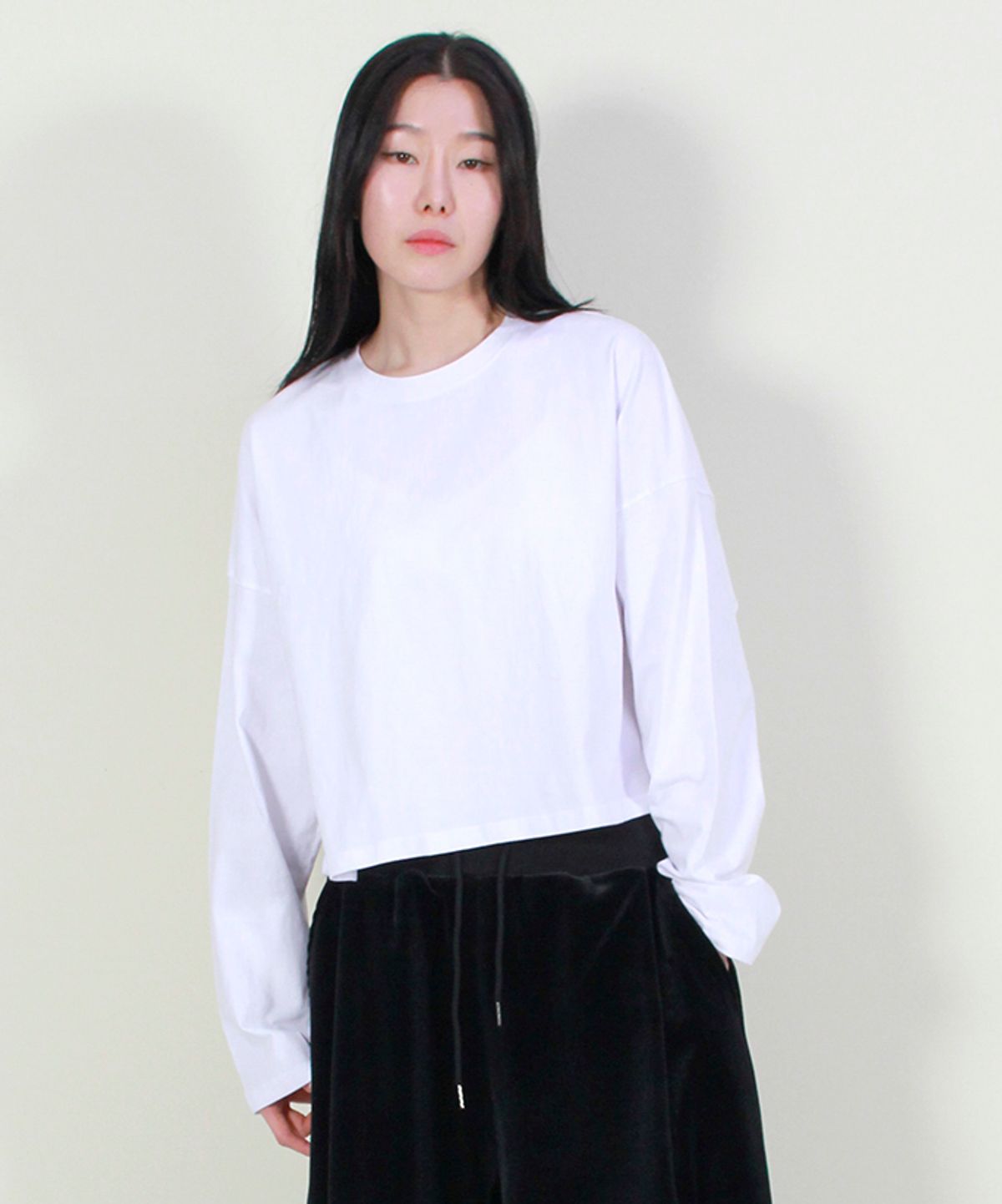 드마크(DEMARC) 오버핏 세미 크롭 긴팔티 화이트