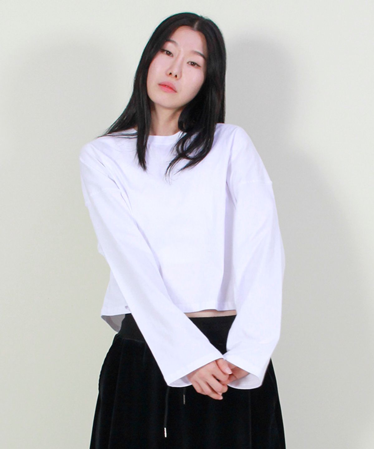 드마크(DEMARC) 오버핏 세미 크롭 긴팔티 화이트