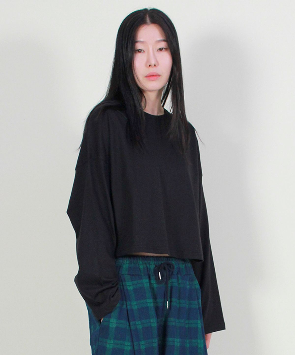 드마크(DEMARC) 오버핏 세미 크롭 긴팔티 블랙
