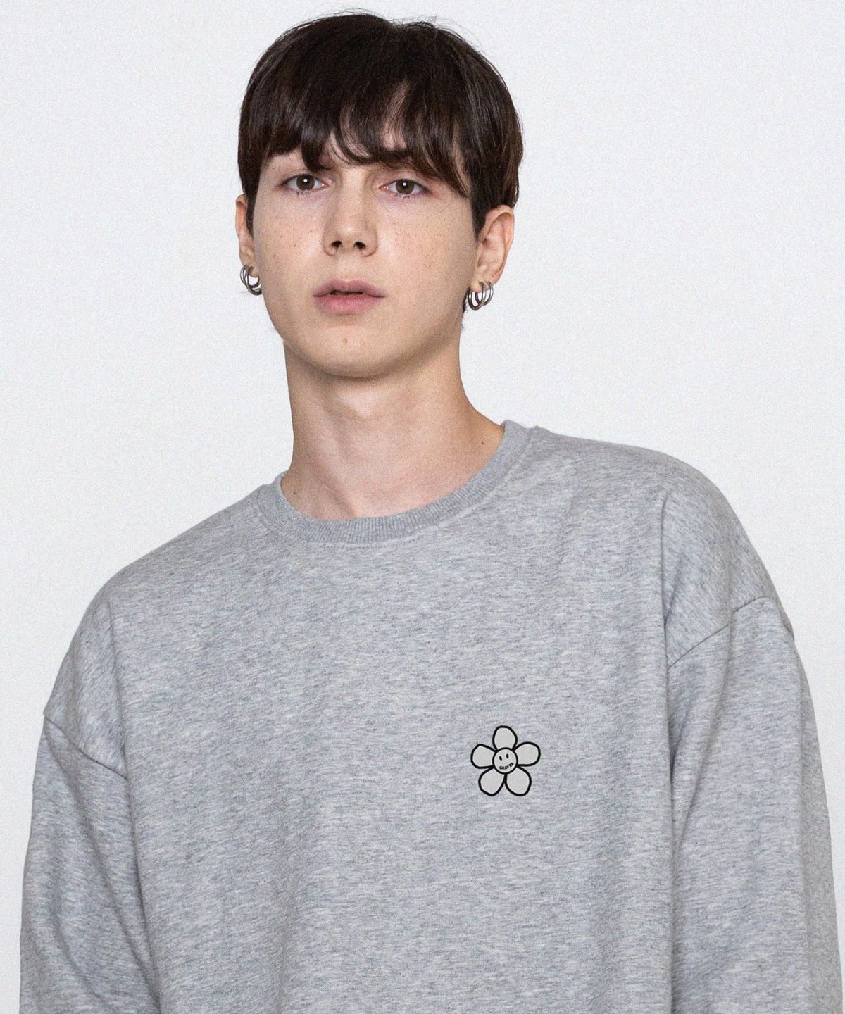 그레이버(GRAVER) [UNISEX]라인 플라워도트 로고 스마일 맨투맨_그레이