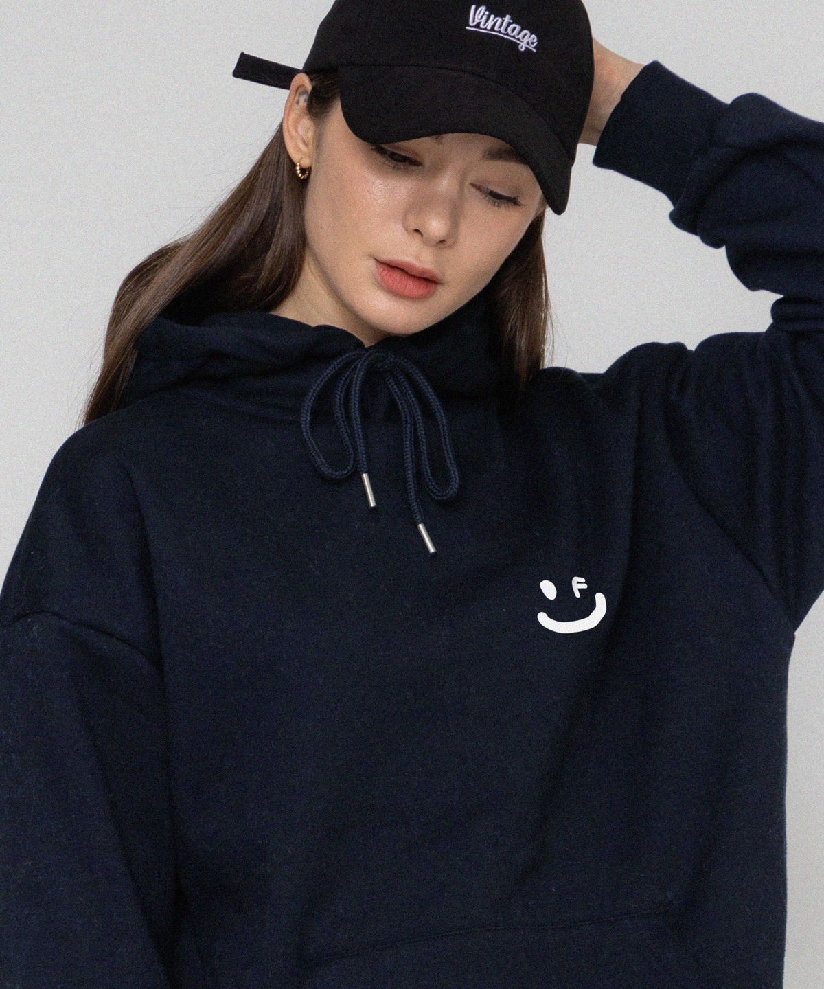 그레이버(GRAVER) [UNISEX]스몰 드로잉스마일 후드티_네이비/화이트 로고