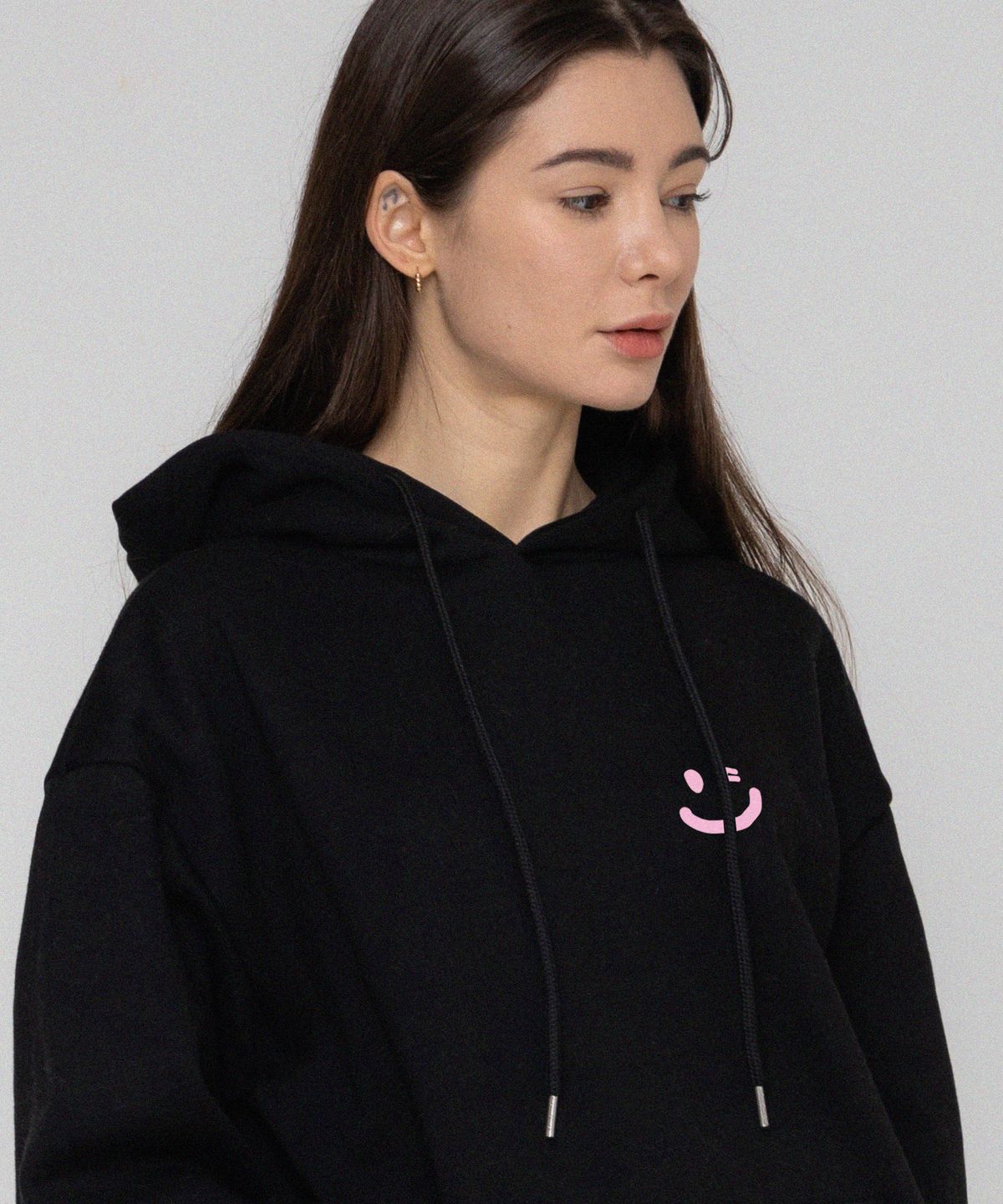 그레이버(GRAVER) [UNISEX]스몰 드로잉스마일 후드티_블랙/핑크 로고