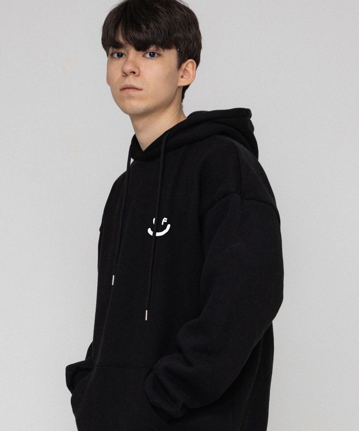그레이버(GRAVER) [UNISEX]스몰 드로잉스마일 후드티_블랙/화이트 로고
