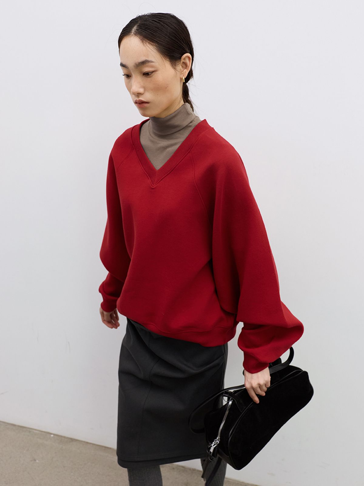 위메농(OUI MAIS NON) Rounded cotton V-neck sweatshirts