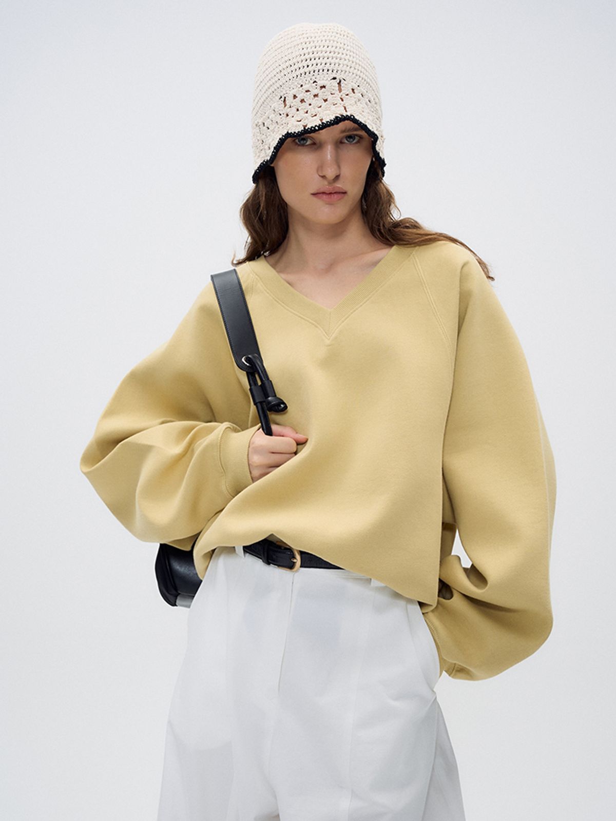 위메농(OUI MAIS NON) Rounded cotton V-neck sweatshirts