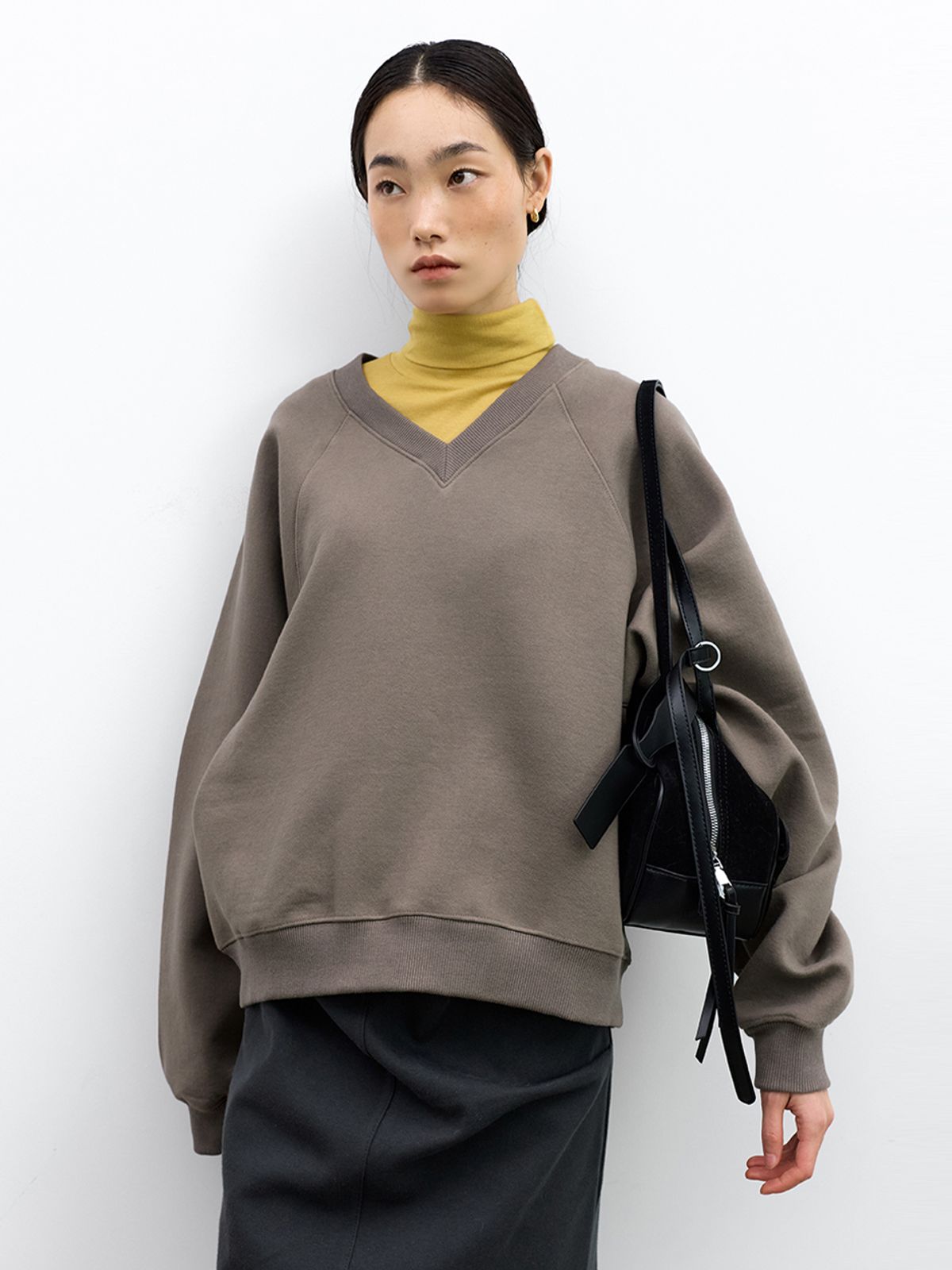 위메농(OUI MAIS NON) Rounded cotton V-neck sweatshirts