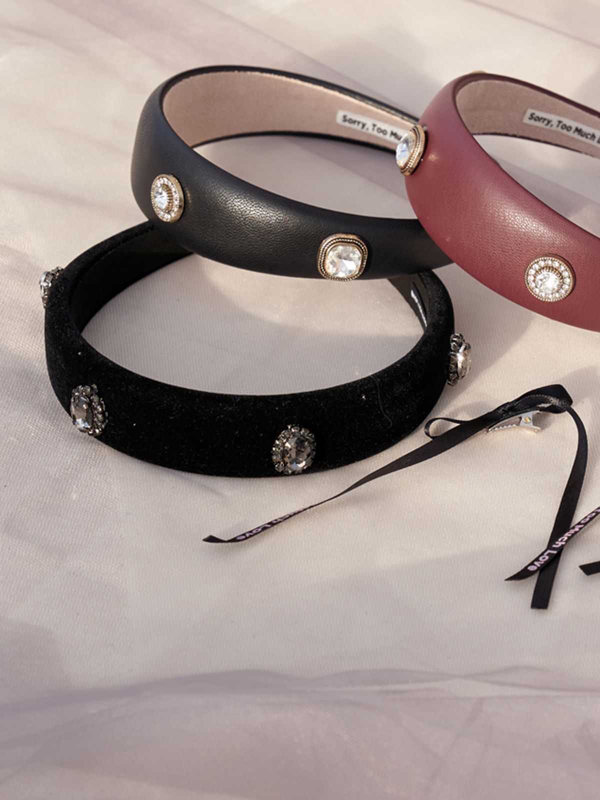 쏘리, 투 머치 러브(SORRY, TOO MUCH LOVE) Black Crystal Velvet Hairband _Black