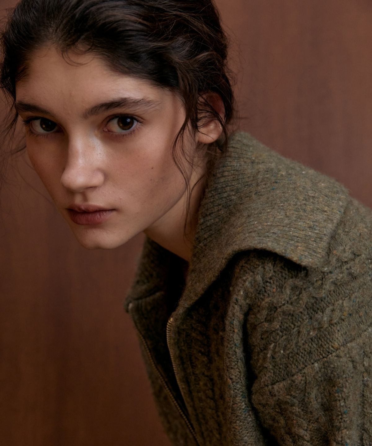 어나우트(UNNOUT) CABLE ZIP UP WOOL KNIT CARDIGAN - OLIVE GREEN