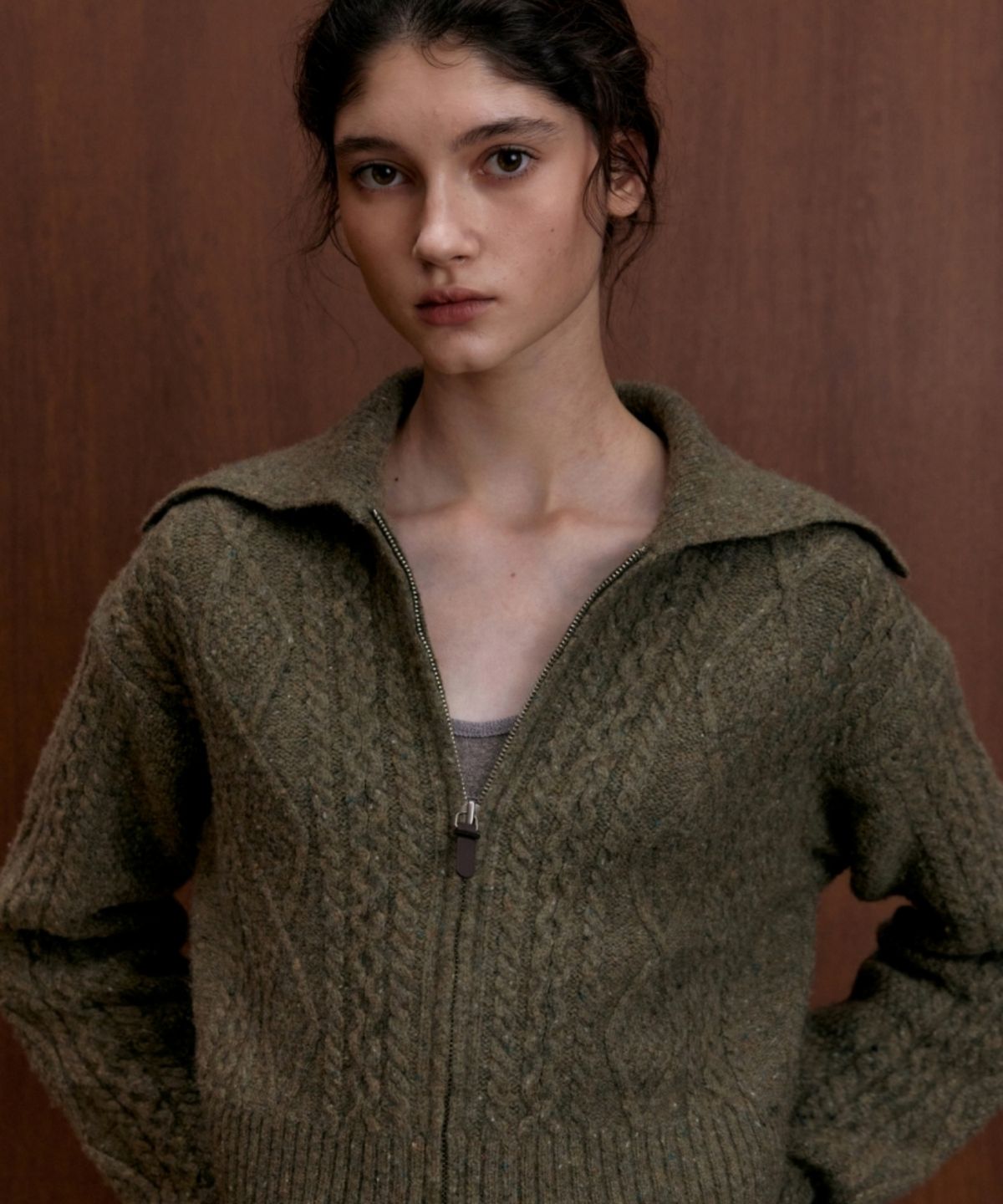어나우트(UNNOUT) CABLE ZIP UP WOOL KNIT CARDIGAN - OLIVE GREEN