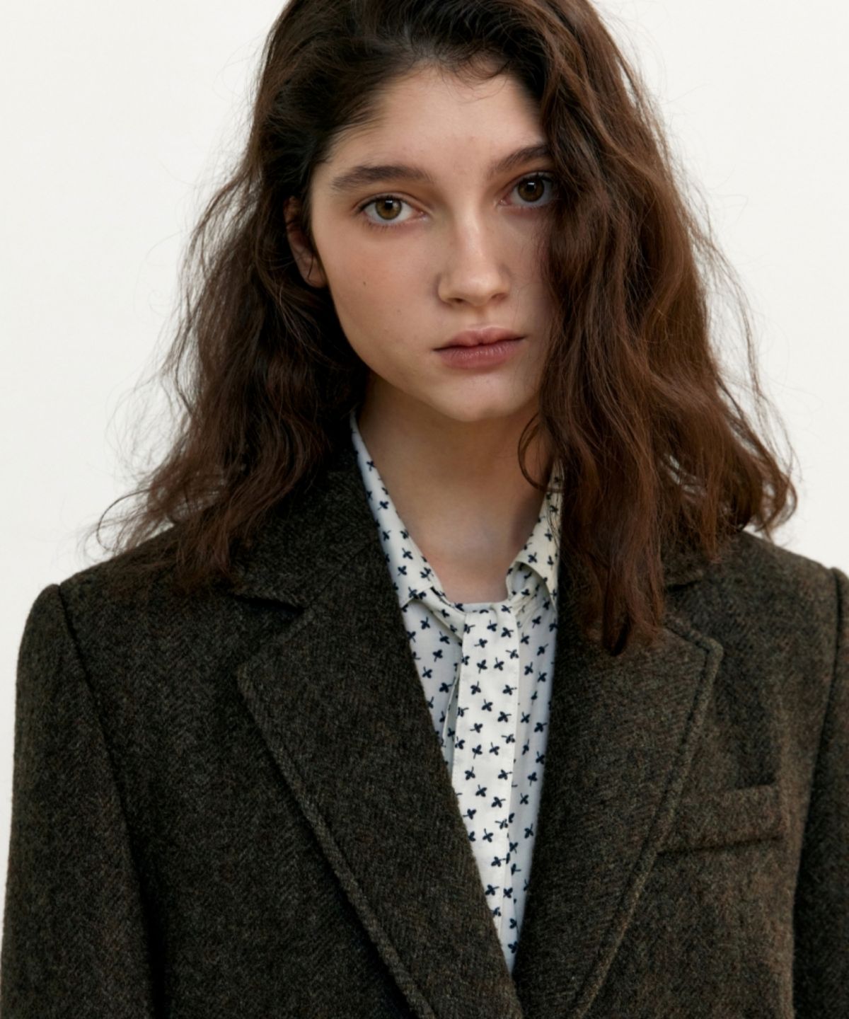 어나우트(UNNOUT) HERRINGBONE BOUCLE WOOL JACKET - KHAKI BROWN