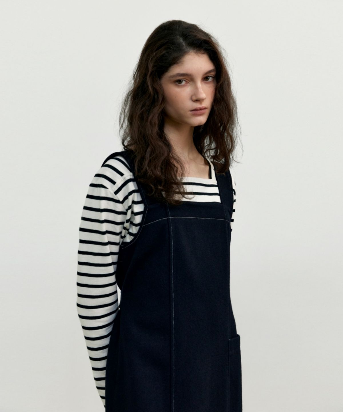어나우트(UNNOUT) WOOL SUSPENDER DRESS - NAVY