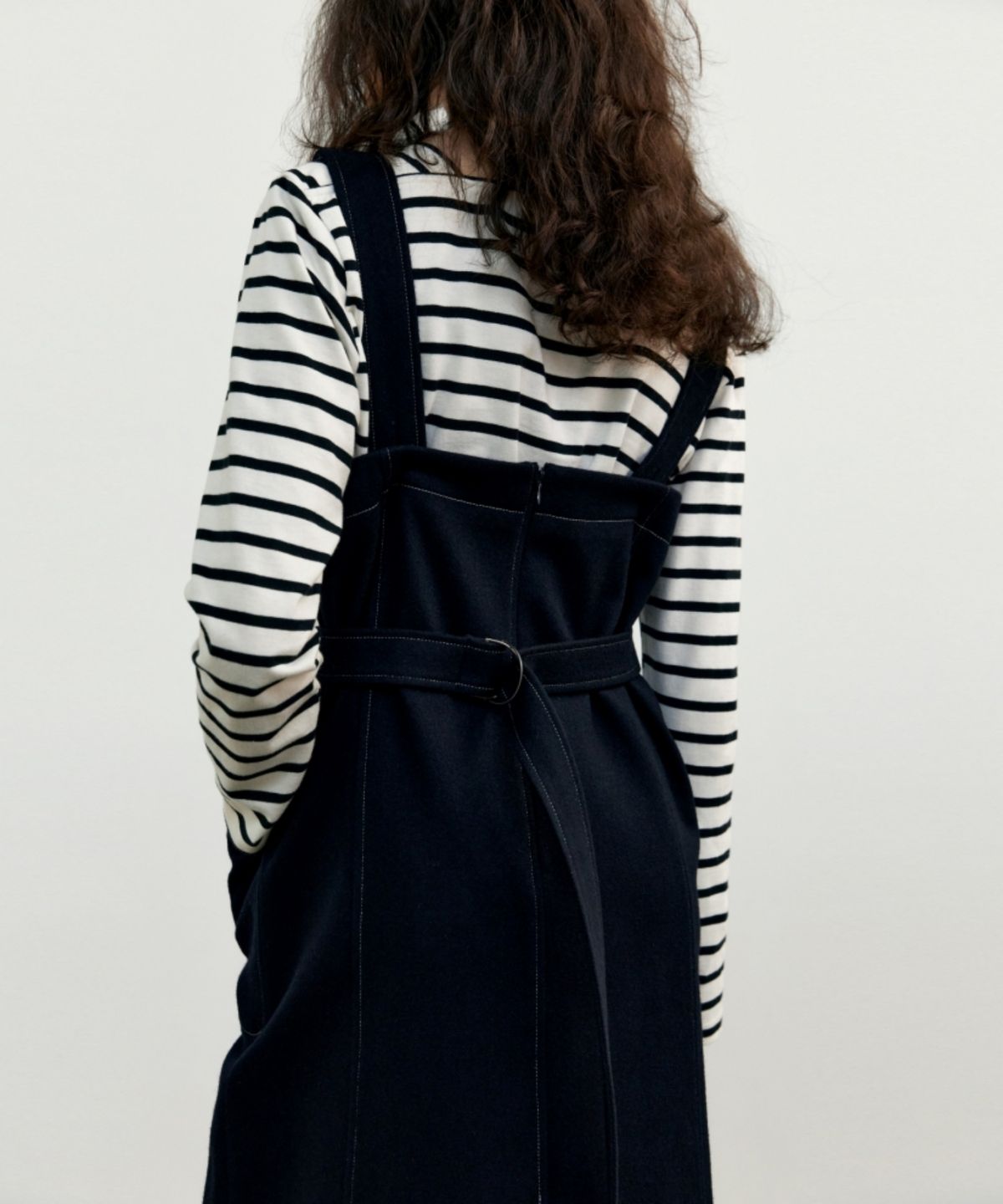어나우트(UNNOUT) WOOL SUSPENDER DRESS - NAVY
