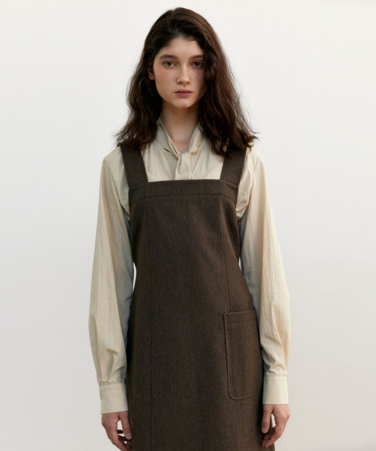 어나우트(UNNOUT) WOOL SUSPENDER DRESS - BROWN