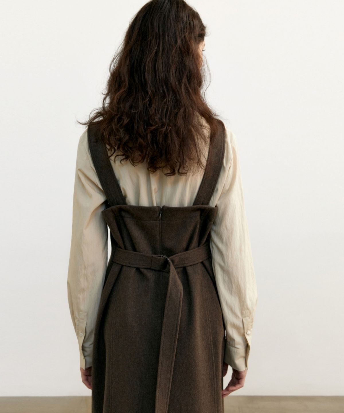 어나우트(UNNOUT) WOOL SUSPENDER DRESS - BROWN