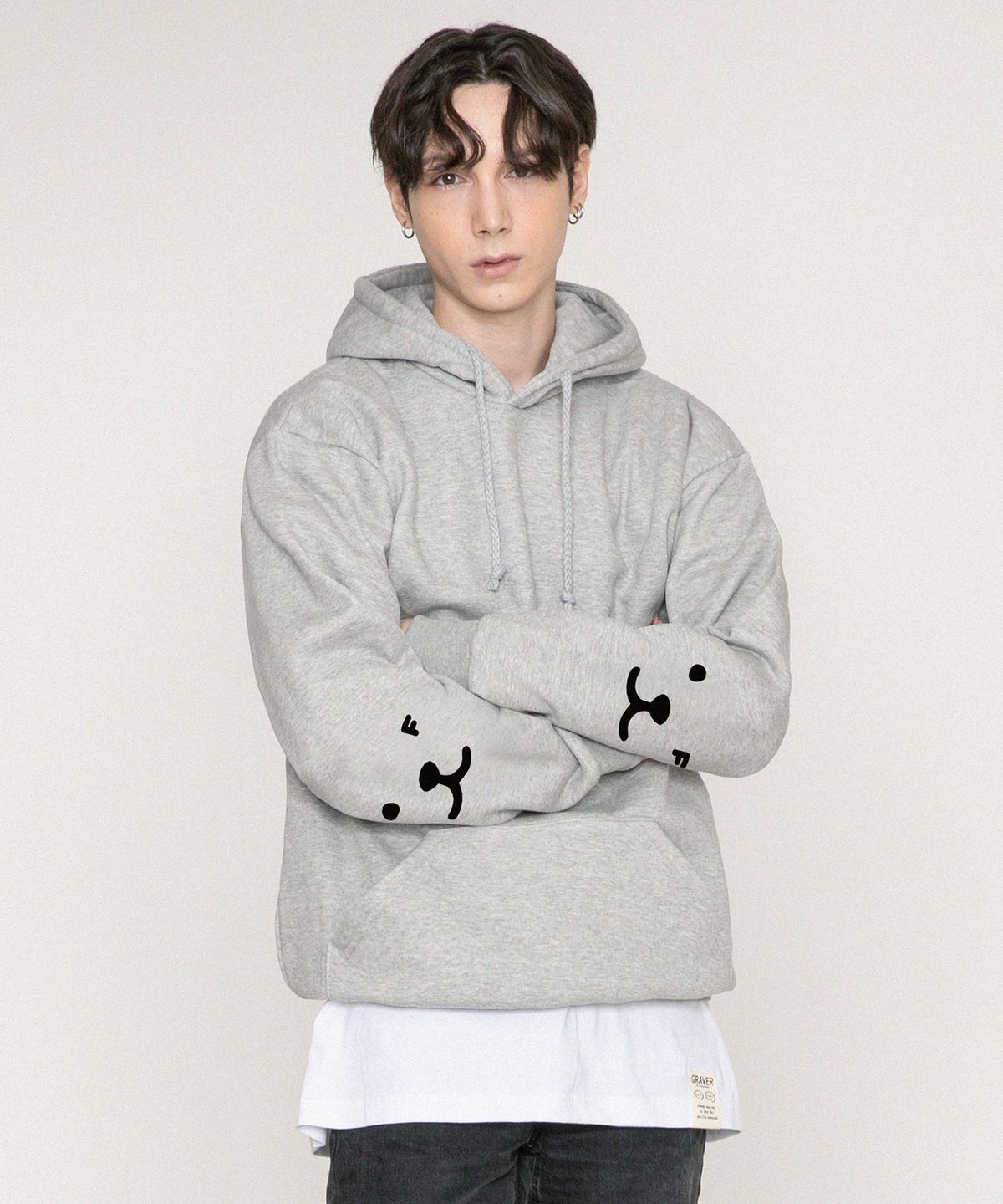 그레이버(GRAVER) [UNISEX]엘보우 퍼피 페이스 스마일 후드티_그레이/블랙 로고