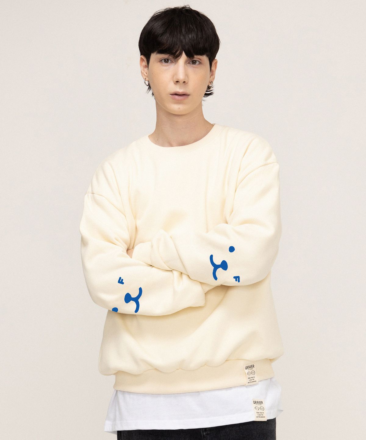 그레이버(GRAVER) [UNISEX]엘보우 퍼피 페이스 스마일 맨투맨_크림/블루 로고