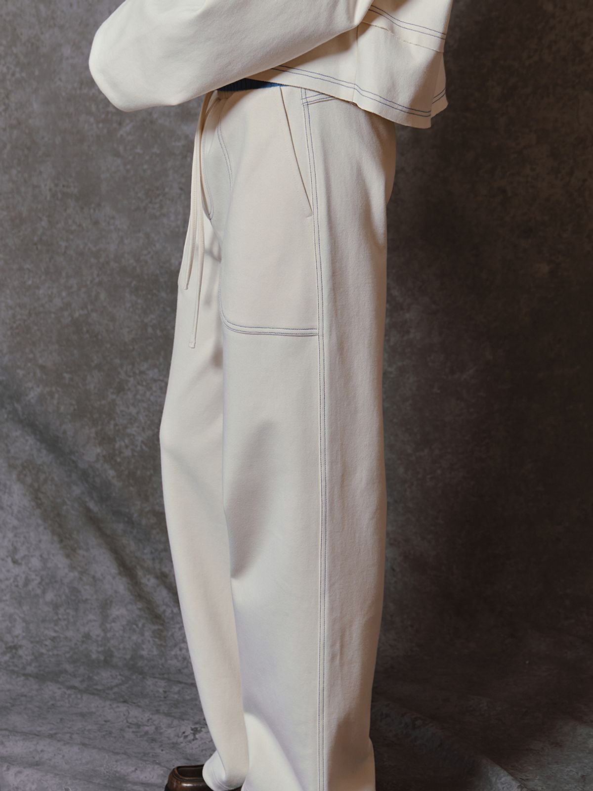민더리(MEENDERI) ROUND POCKET JOGGER PANTS - CREAM