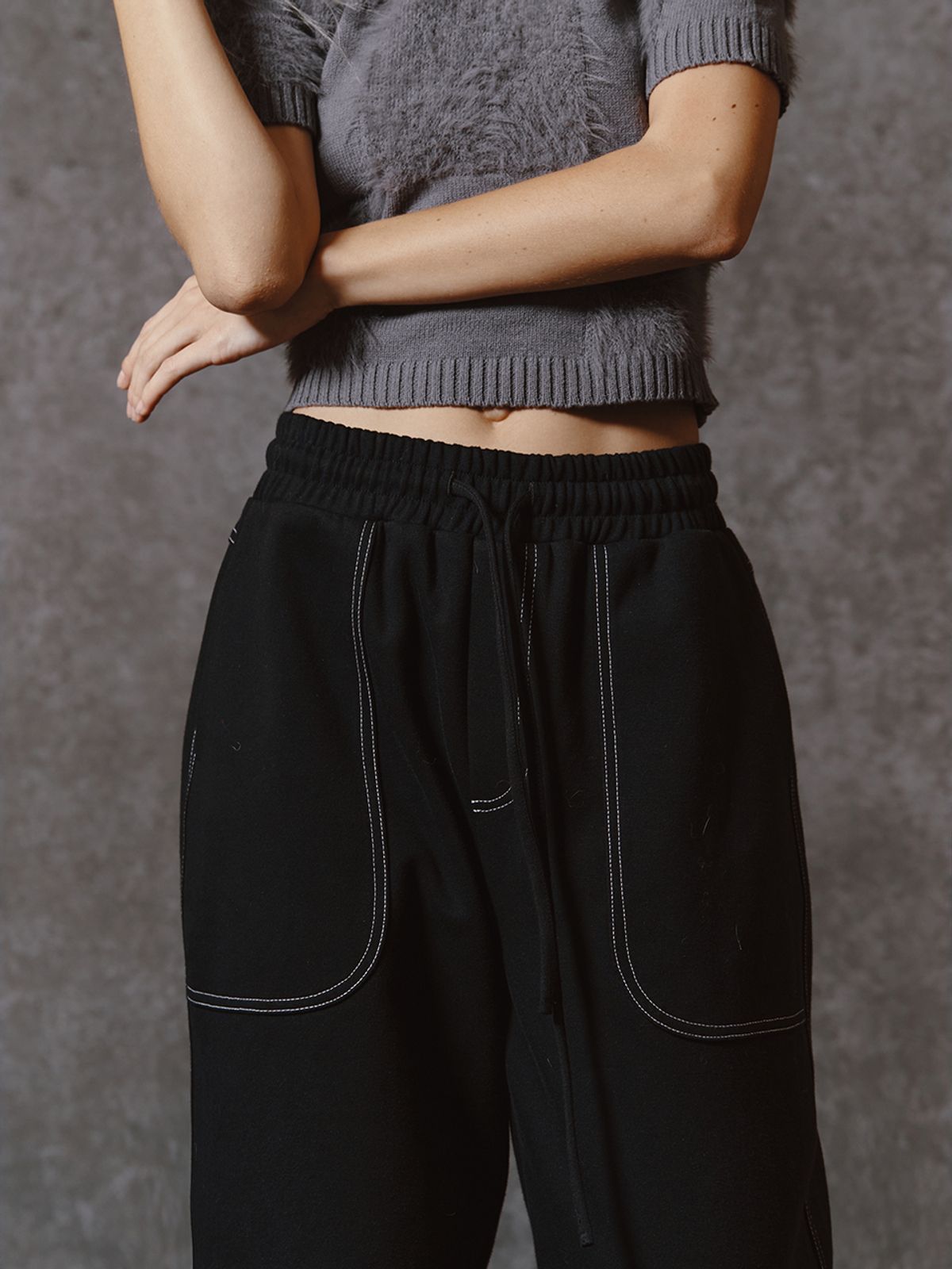 민더리(MEENDERI) ROUND POCKET JOGGER PANTS - BLACK