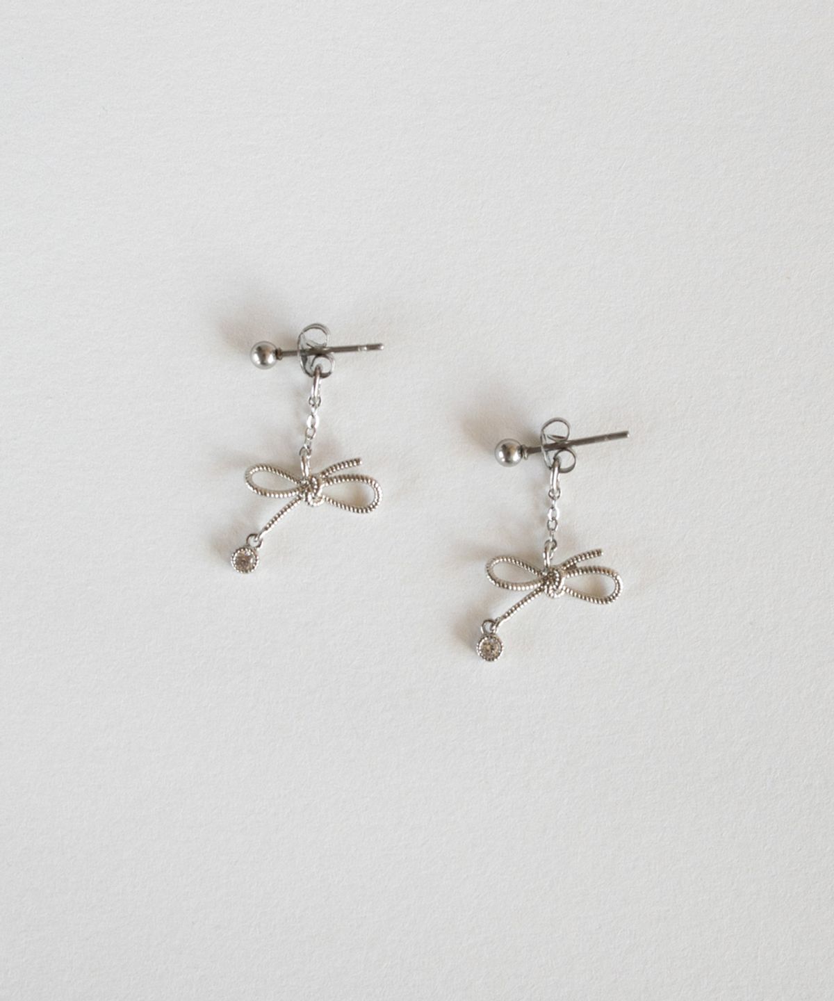 메리모티브(MERRYMOTIVE) Knot ribbon drop surgical earring