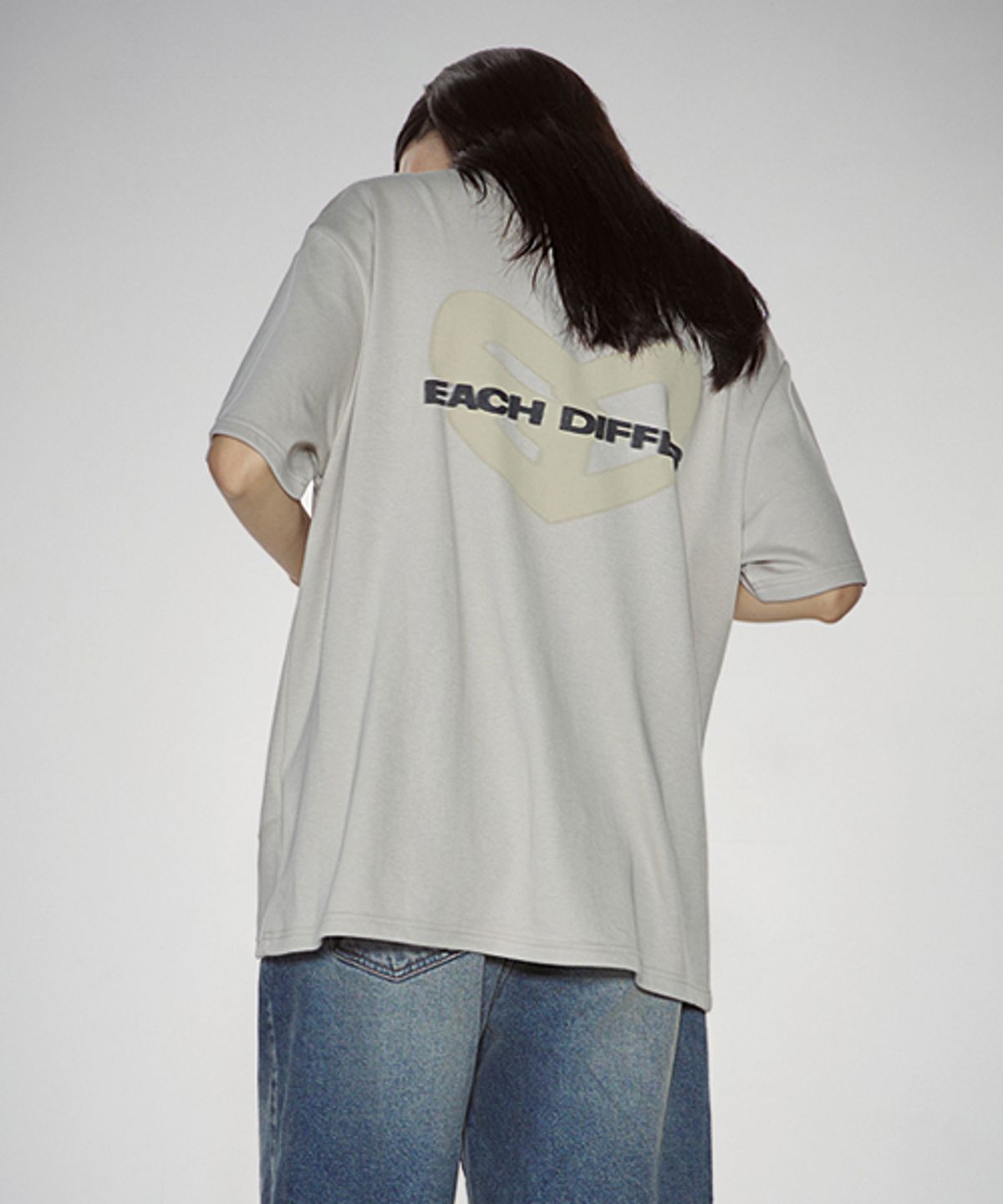 이치디퍼(EACHDIFFER) 블러 하트 반팔티셔츠_베이지