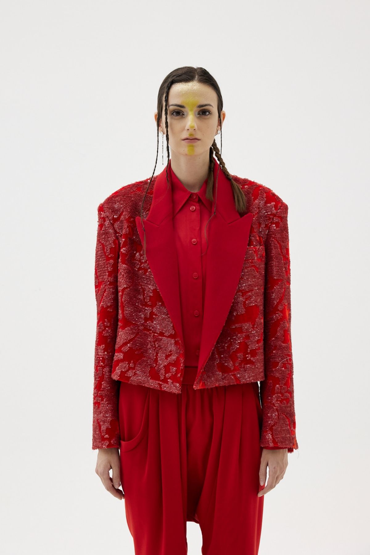그리디어스(GREEDILOUS) Sequined Crop Jacket With Thin Lapels