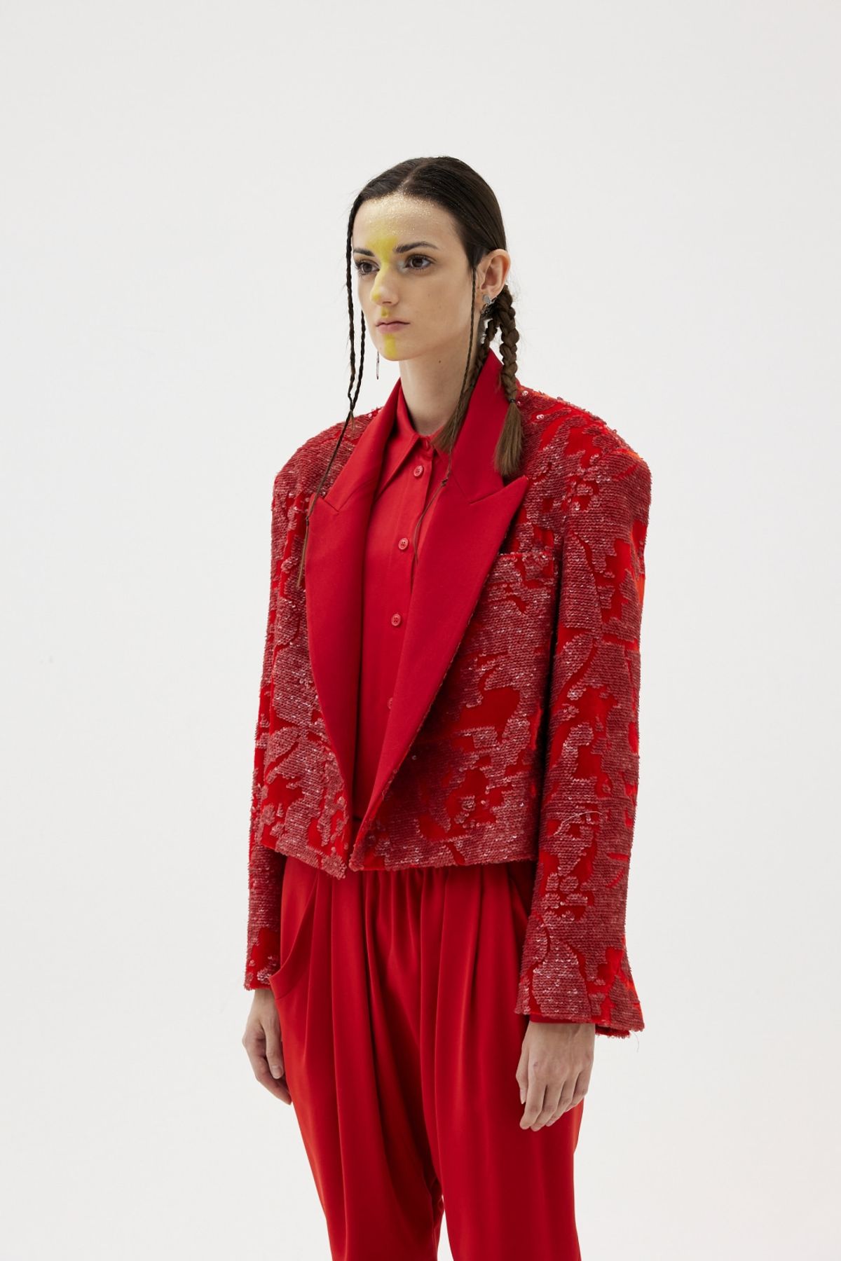 그리디어스(GREEDILOUS) Sequined Crop Jacket With Thin Lapels