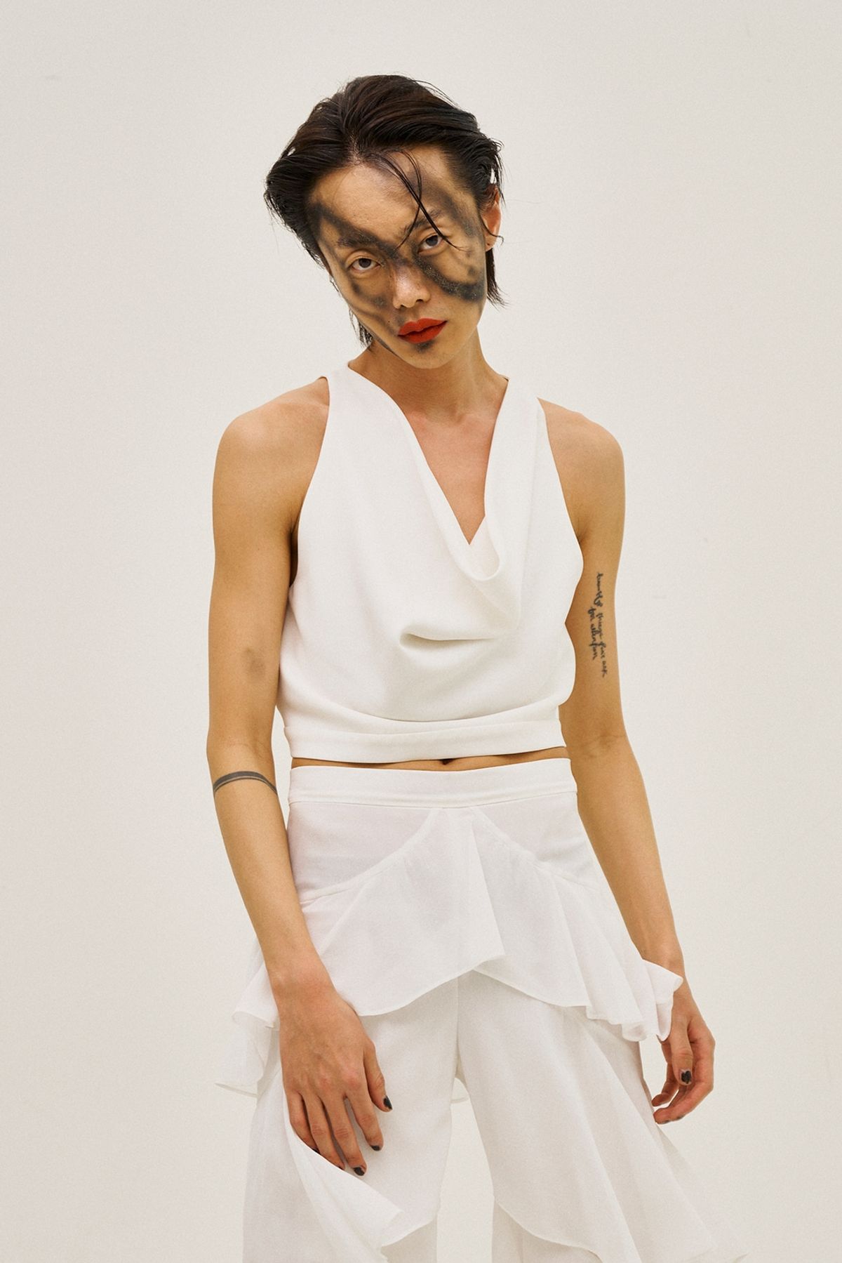 그리디어스(GREEDILOUS) Cowl-Neck Crop Sleeveless Top