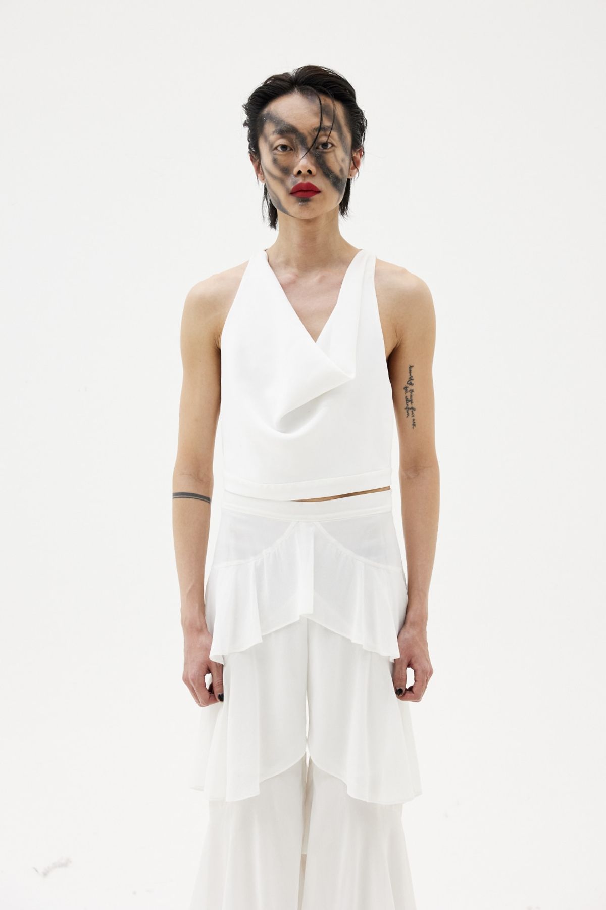 그리디어스(GREEDILOUS) Cowl-Neck Crop Sleeveless Top