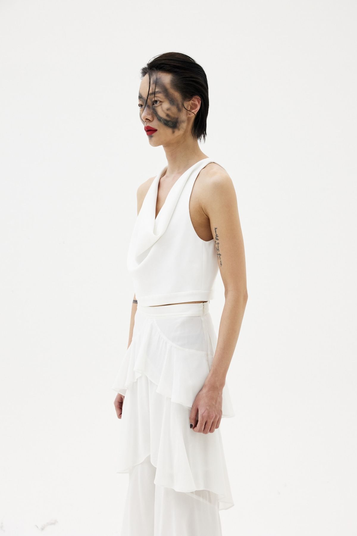 그리디어스(GREEDILOUS) Cowl-Neck Crop Sleeveless Top