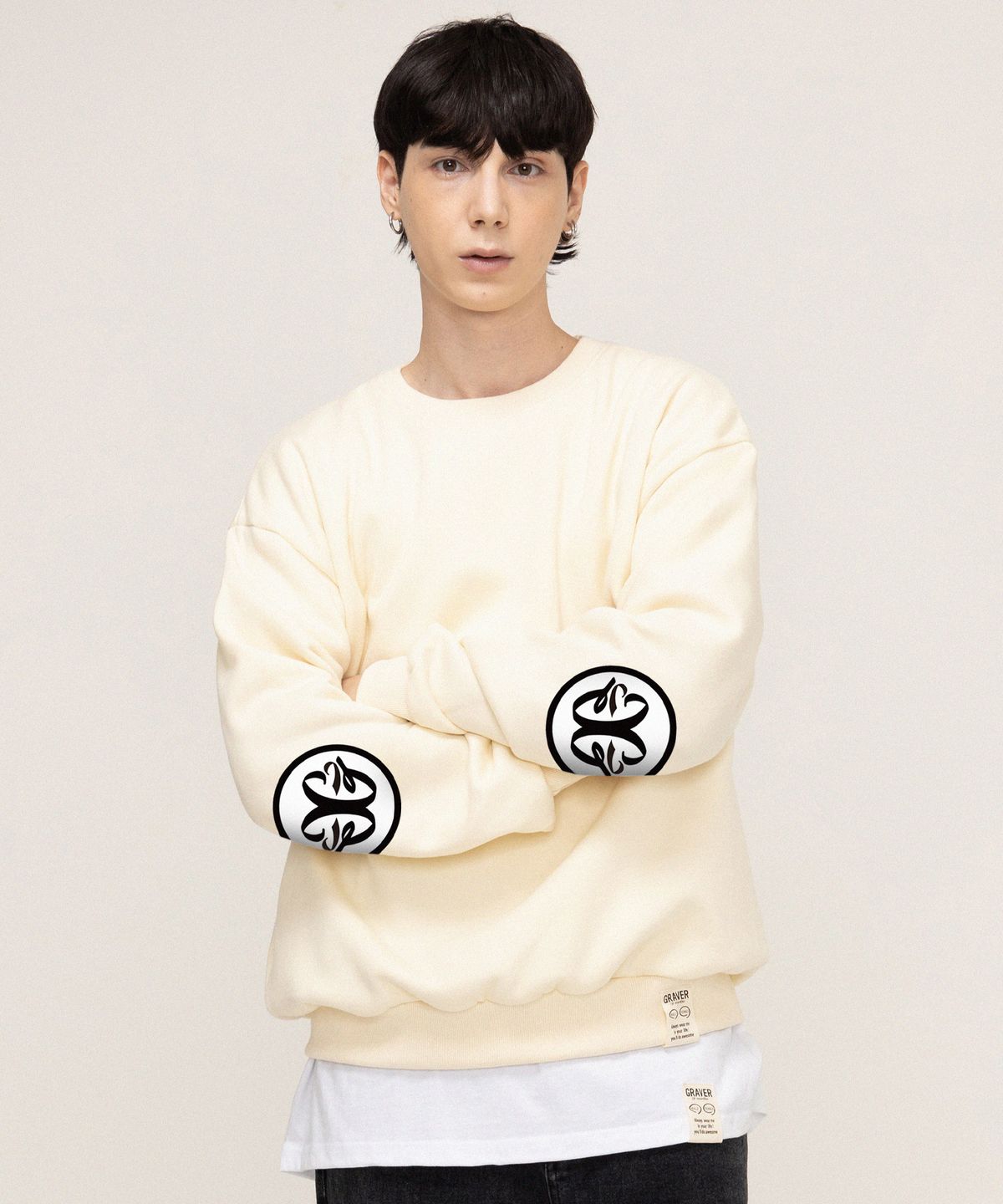 그레이버(GRAVER) [UNISEX]엘보우 데코로고 맨투맨_크림/블랙 로고