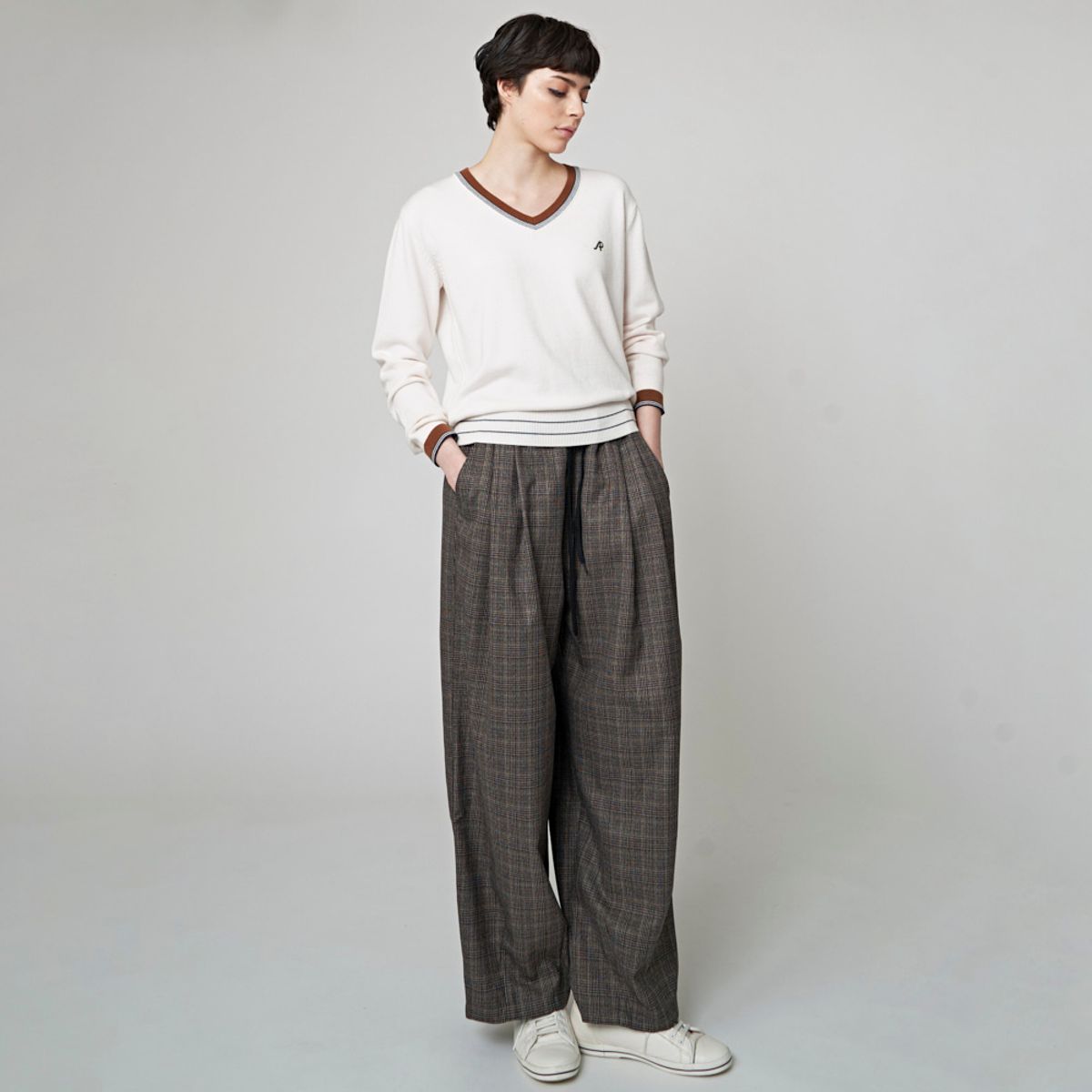 애스플래폼(ATHPLATFORM) AW32KP01 컬러라인 브이넥 니트탑_아이보리