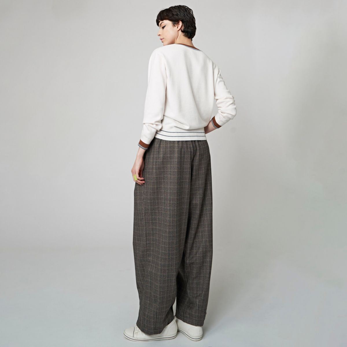 애스플래폼(ATHPLATFORM) AW32KP01 컬러라인 브이넥 니트탑_아이보리