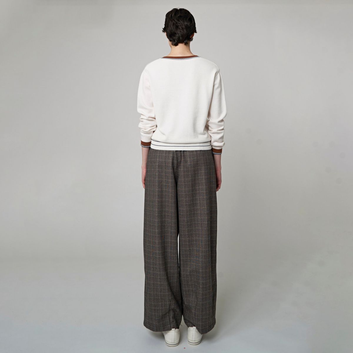 애스플래폼(ATHPLATFORM) AW32KP01 컬러라인 브이넥 니트탑_아이보리