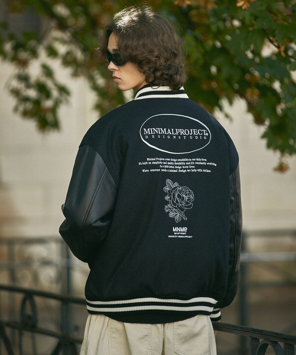 미니멀프로젝트(MINIMALPROJECT) 서클 로고 플라워 스타디움 자켓 MBJ103 [BLACK]