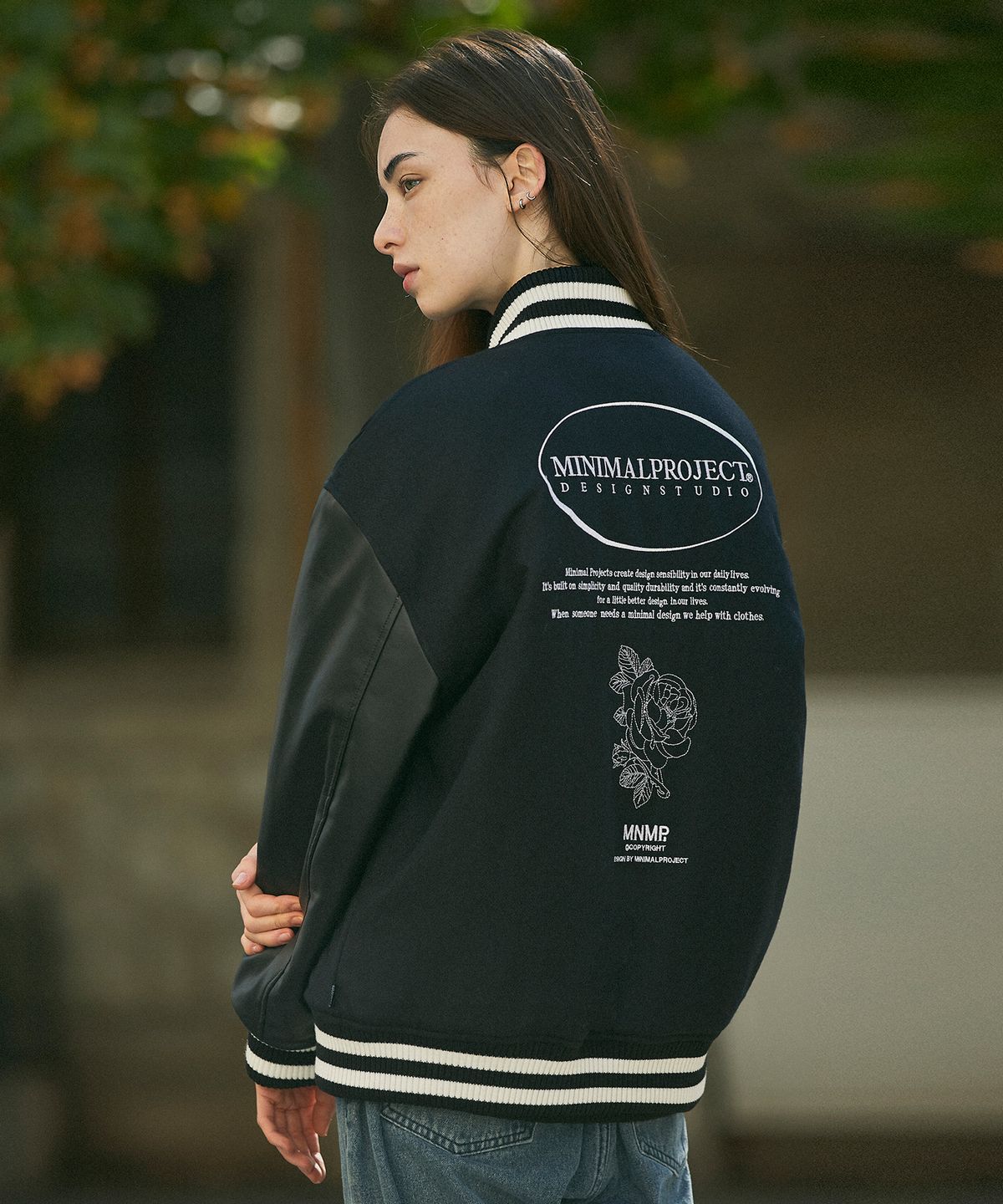 미니멀프로젝트(MINIMALPROJECT) 서클 로고 플라워 스타디움 자켓 MBJ103 [BLACK]