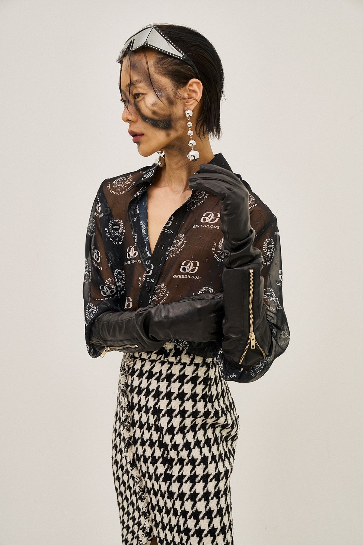 그리디어스(GREEDILOUS) Black Repeat Logo Sheer Blouse
