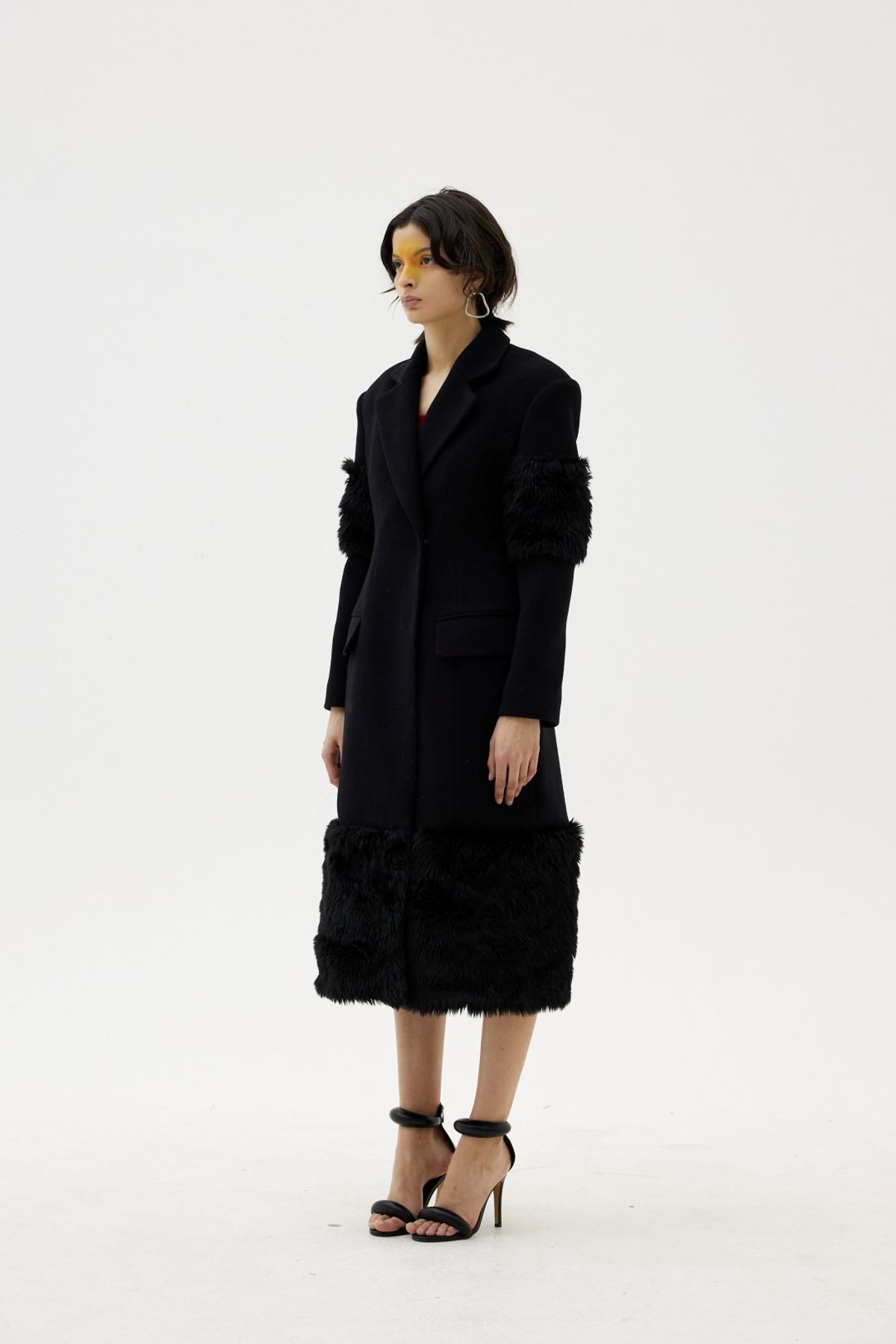 그리디어스(GREEDILOUS) Fur Trimmed Form-Fitted Wool Coat