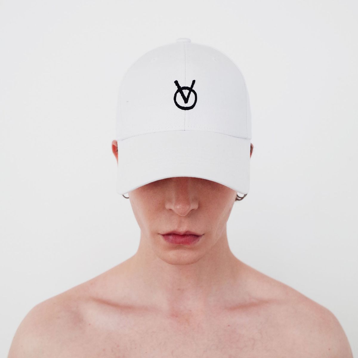 빈스모크(VINSMOKE) OV Small Logo White 볼캡 HARD FIT