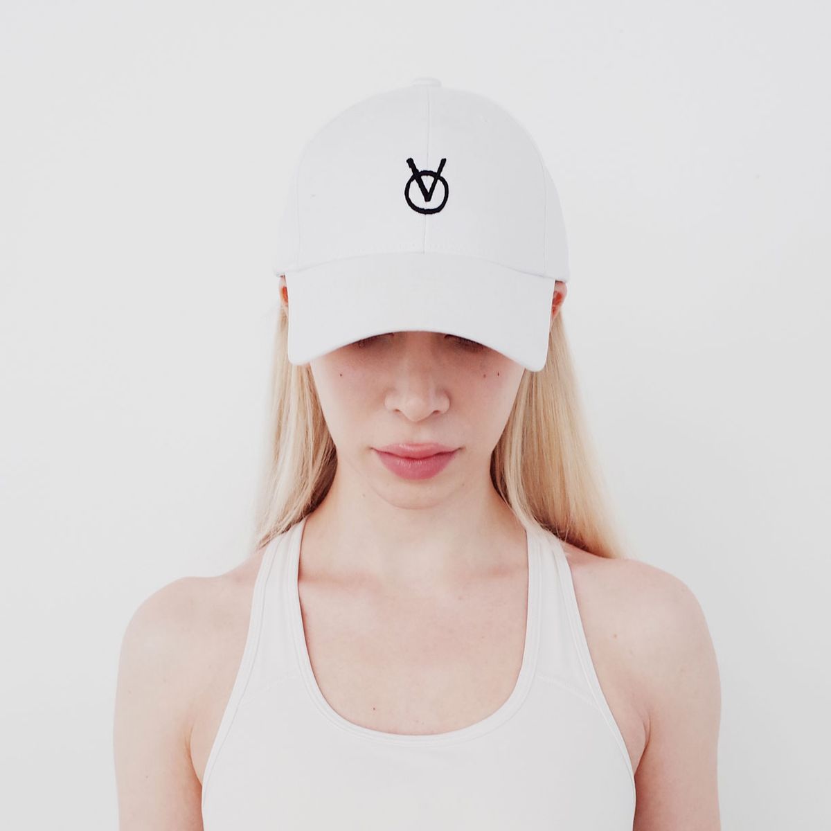 빈스모크(VINSMOKE) OV Small Logo White 볼캡 HARD FIT