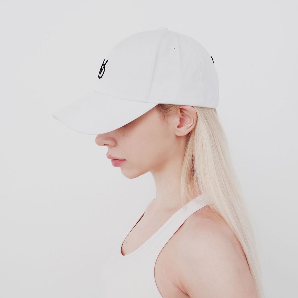 빈스모크(VINSMOKE) OV Small Logo White 볼캡 HARD FIT
