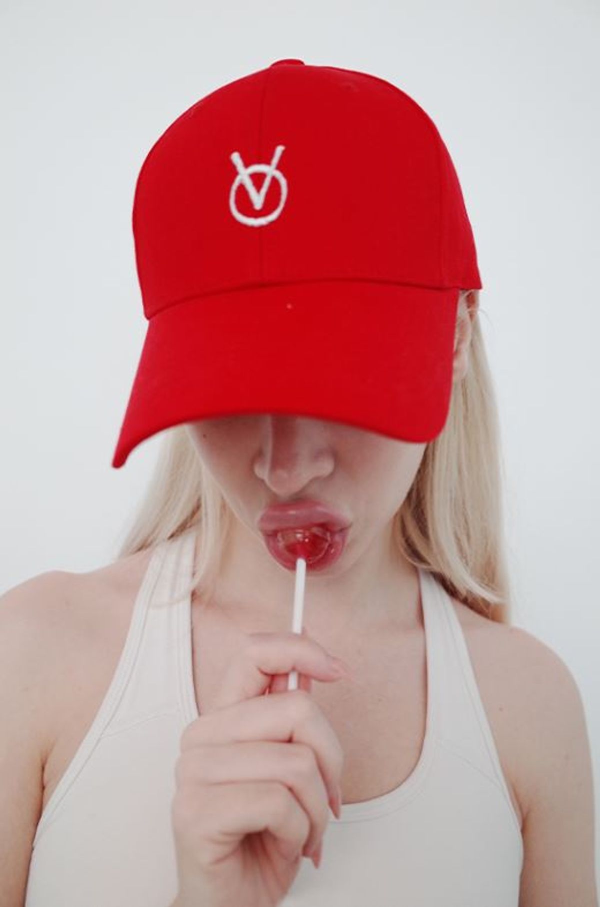 빈스모크(VINSMOKE) OV Small Logo RED 볼캡 HARD FIT