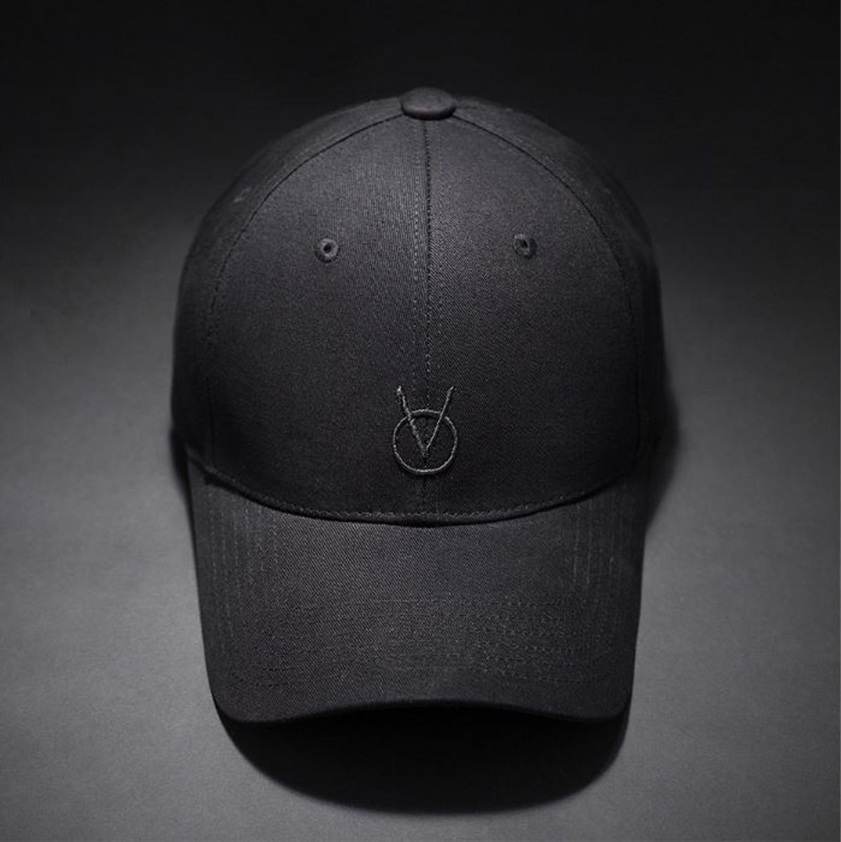 빈스모크(VINSMOKE) OV Small Logo ALL BLACK 볼캡  HARD FIT