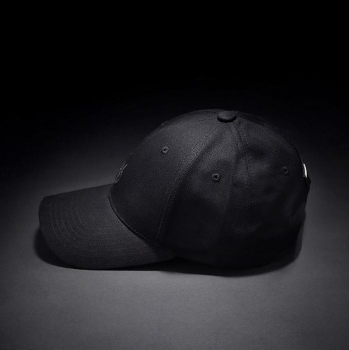 빈스모크(VINSMOKE) OV Small Logo ALL BLACK 볼캡  HARD FIT