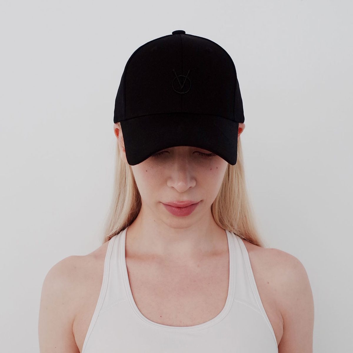 빈스모크(VINSMOKE) OV Small Logo ALL BLACK 볼캡  HARD FIT