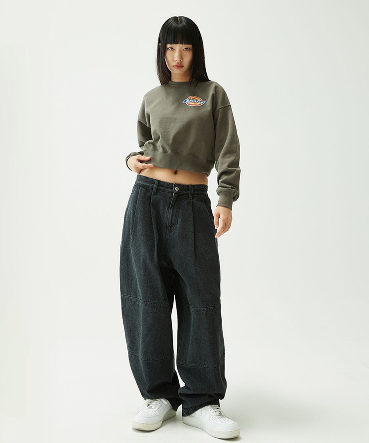 디키즈(DICKIES) 아이코닉 로고 크롭 스웨트셔츠 Charcoal